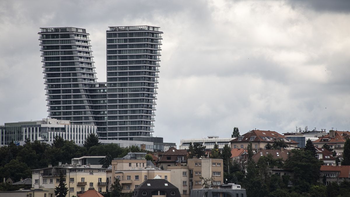 V pražském mrakodrapu vrcholí boj o sedm bytů za půl miliardy